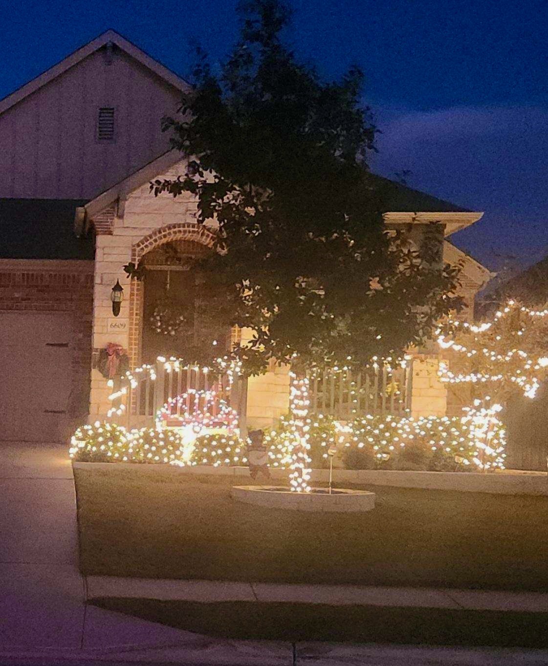 Roupe-Stroud House, Christmas lights in Round Rock, TX (photo 2)