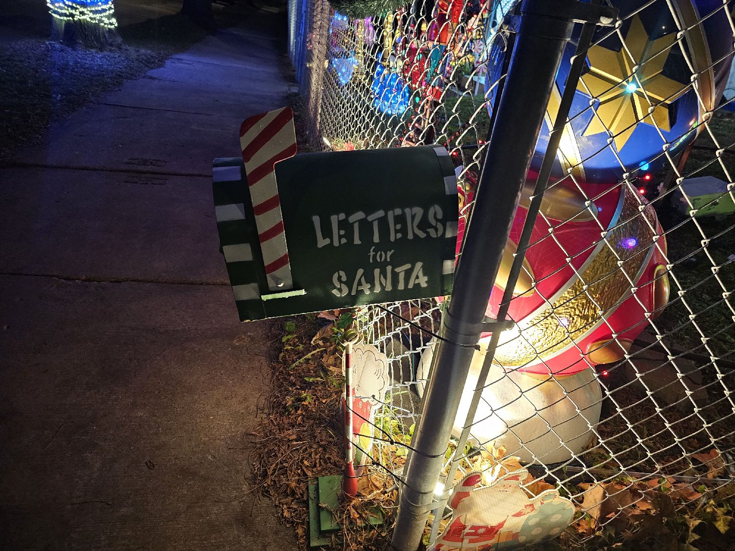 Large house display, Christmas lights in Milwaukee, WI (photo 3)