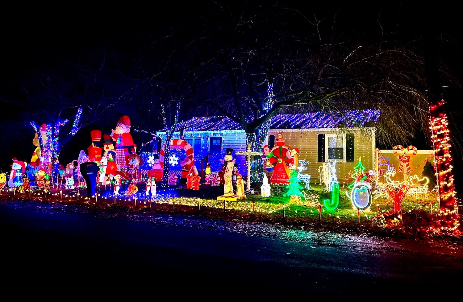 Palumbo Family Christmas Lights Display, Christmas lights in Beachwood, NJ (photo 1)