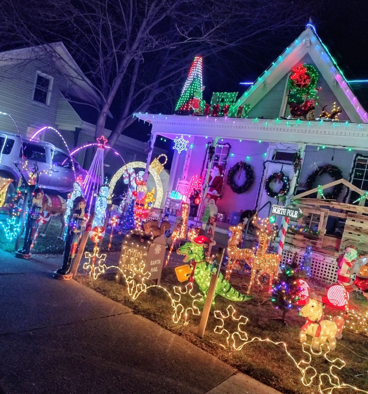 Barrett Manor Christmas Display, Christmas lights in Cambridge City, IN (photo 3)