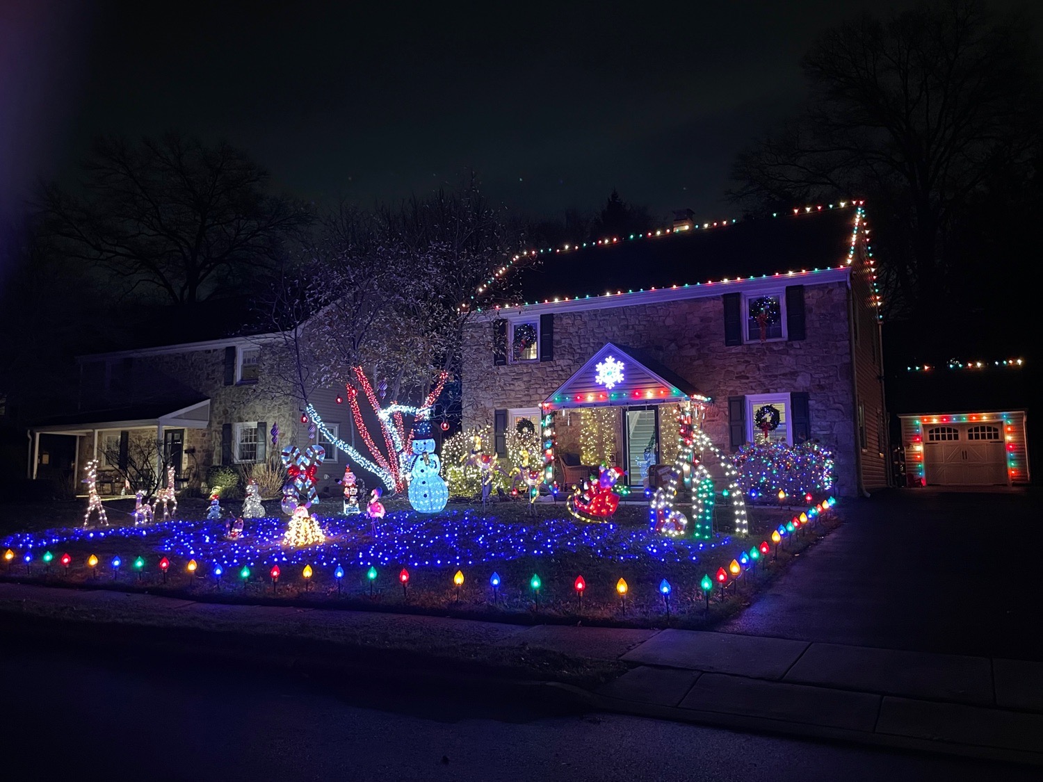 Lit up, Christmas lights in Abington, PA (photo 2)