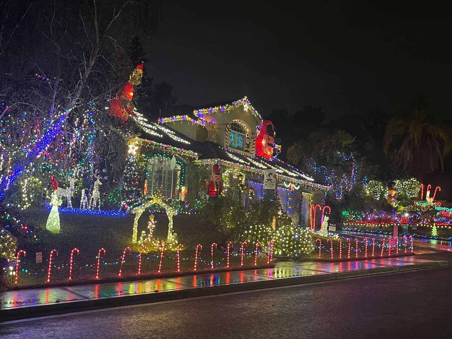 #Cuestportchristmas, Christmas lights in Valencia, CA (photo 5)