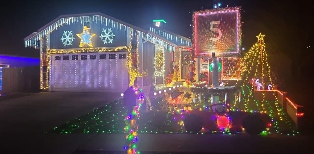 615 Donner Lane, Christmas lights in Ukiah, CA (photo 3)