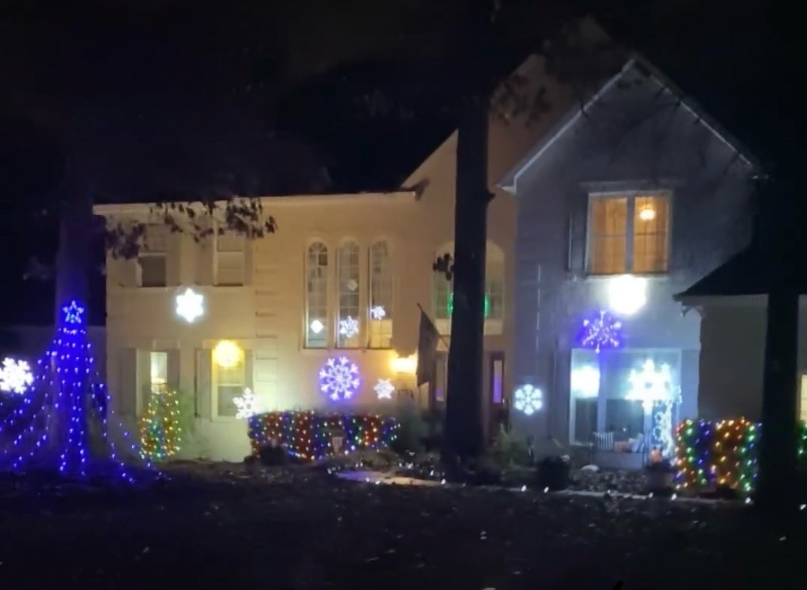 Mclure Home, Christmas lights in Warner Robins, GA (photo 2)