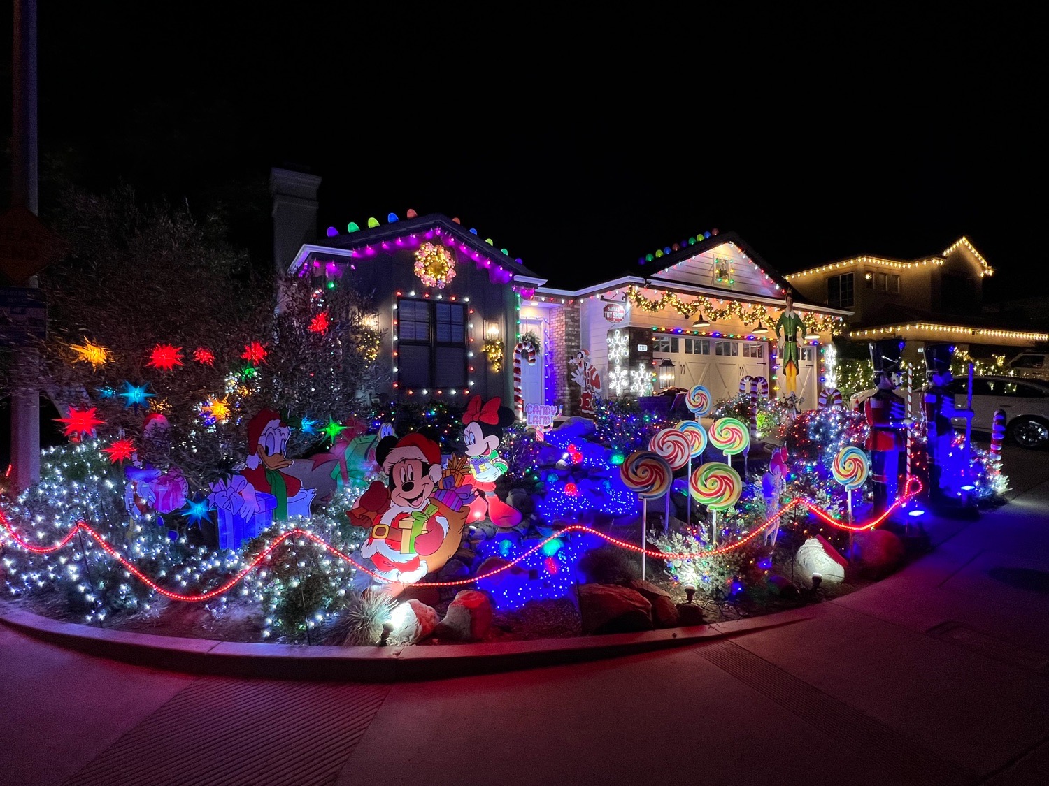 A Sweet House, Christmas lights in Thousand Oaks, CA (photo 1)