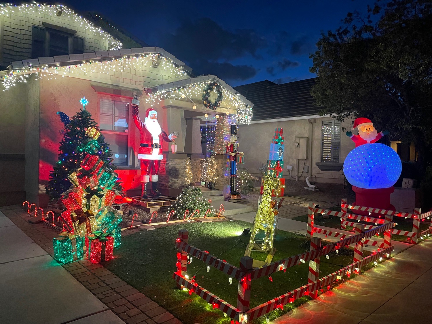 French Family Christmas Home, Christmas lights in Surprise, AZ (photo 3)