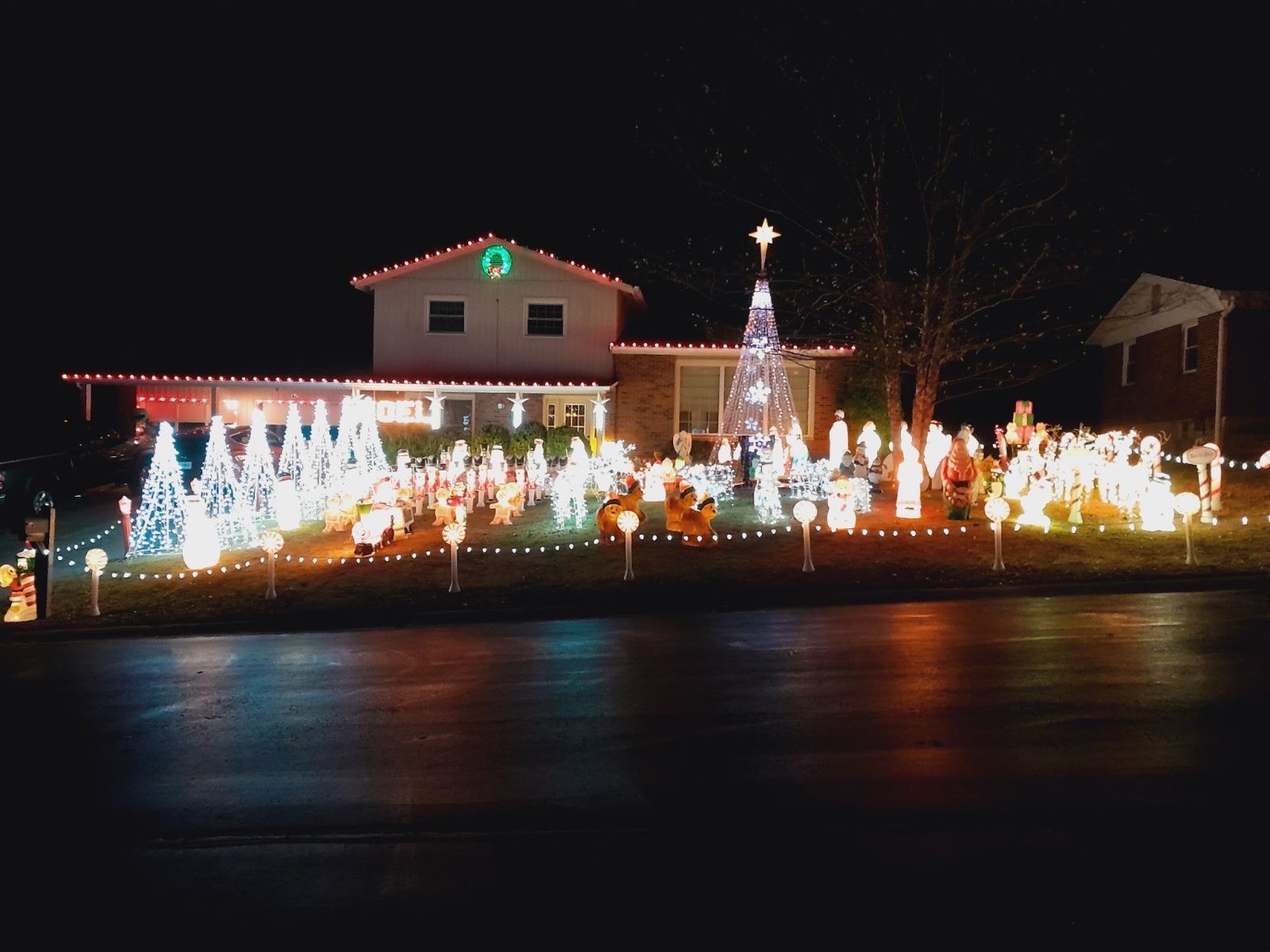The Griswolds of Saint Charles County, Christmas lights in Saint Charles, MO (photo 3)