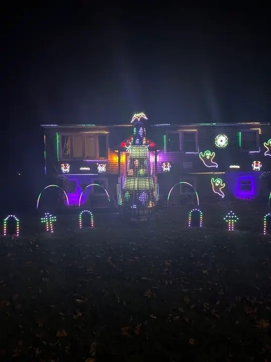 31 Lights, Christmas lights in Salem, NH (photo 1)
