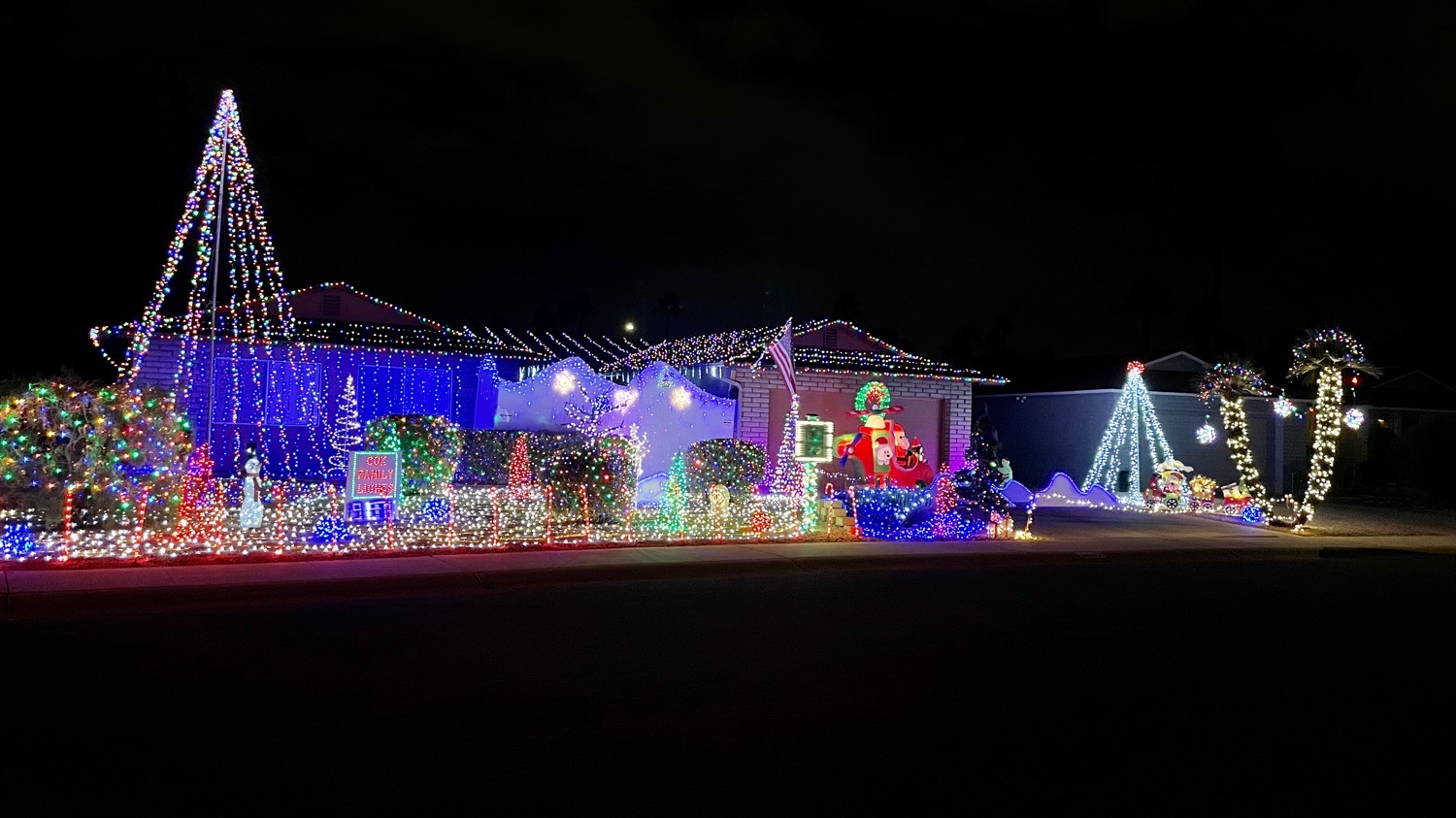 Cox Family Lights, Christmas lights in Scottsdale, AZ (photo 1)