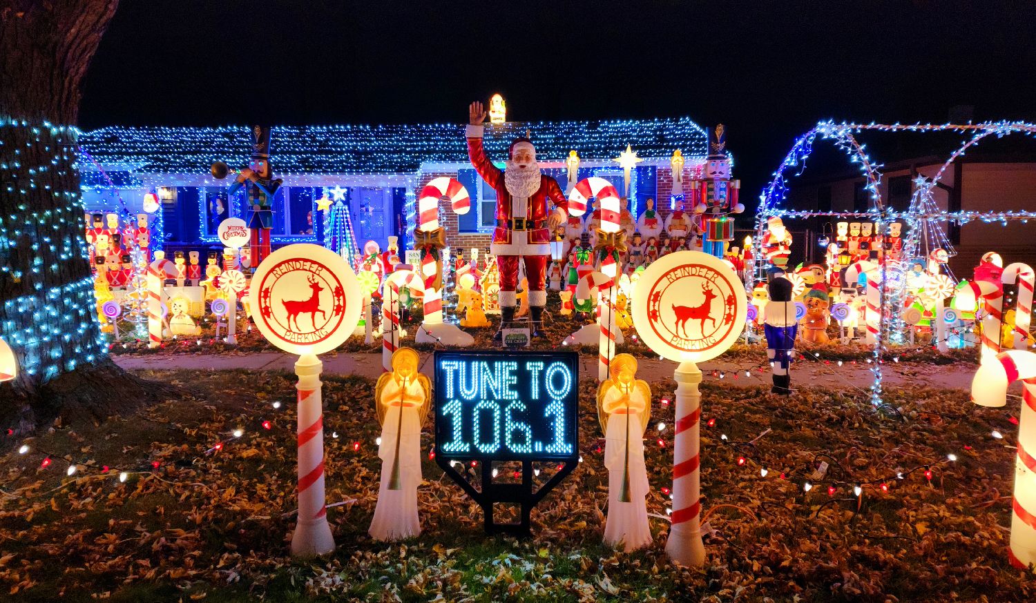 Sandberg Christmas Display, Christmas lights in Elk Grove Village, IL (photo 1)