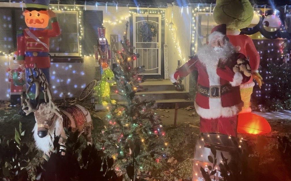 Carefree Christmas Display, Christmas lights in Simi Valley, CA (photo 3)