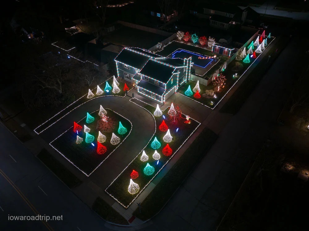 Gleefully Giving, Christmas lights in West Des Moines, IA (photo 1)
