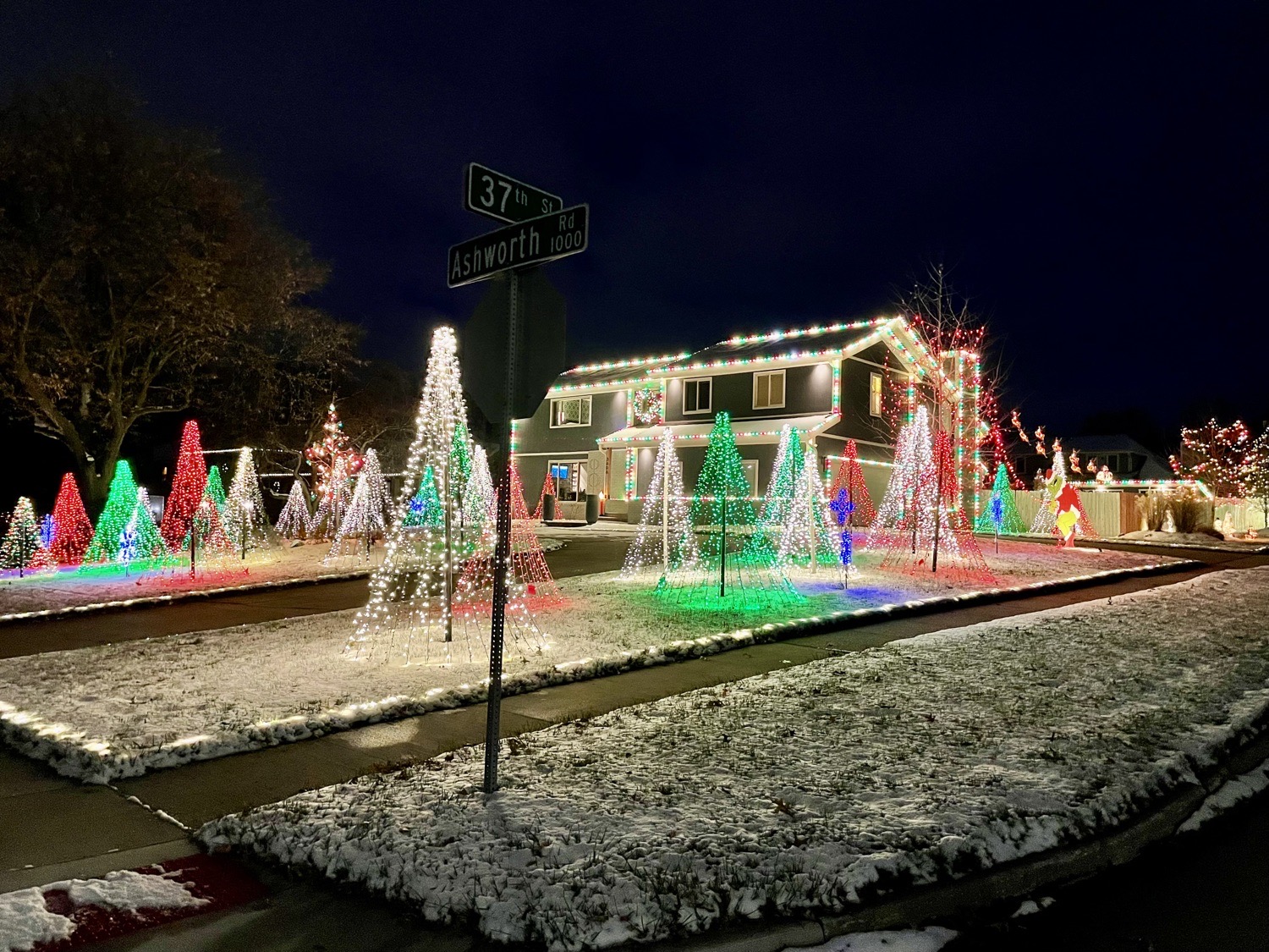 Gleefully Giving, Christmas lights in West Des Moines, IA (photo 3)