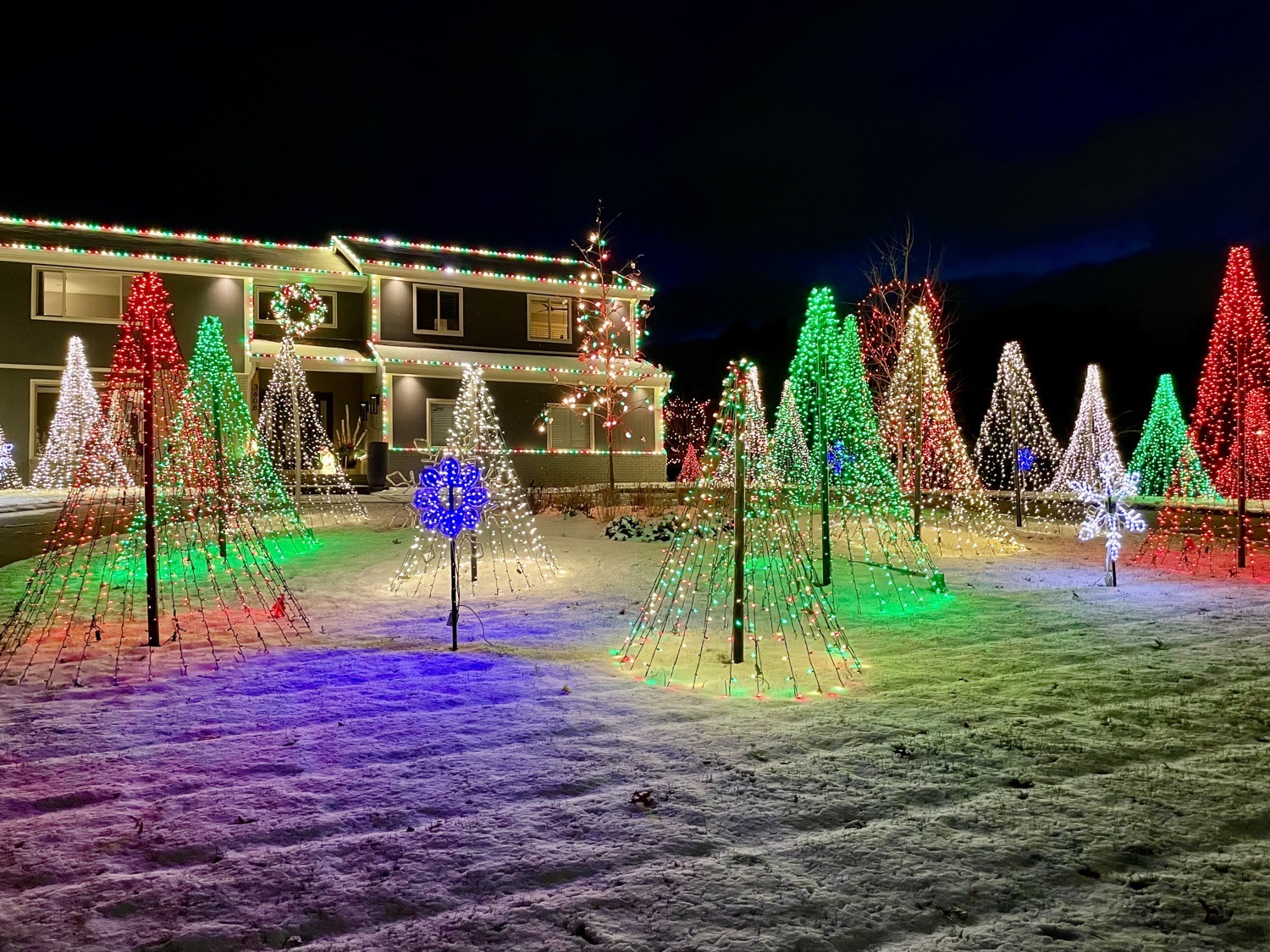 Gleefully Giving, Christmas lights in West Des Moines, IA (photo 4)