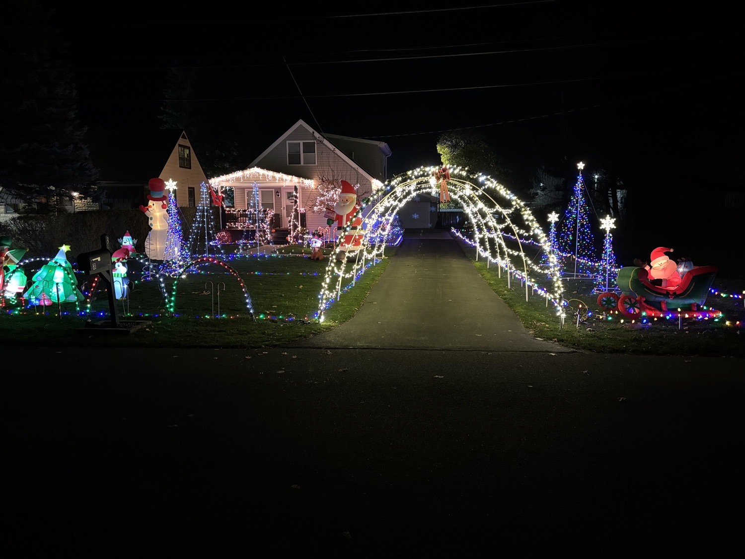 Twinkling lights Of bowmansville, Christmas lights in Bowmansville, NY (photo 1)