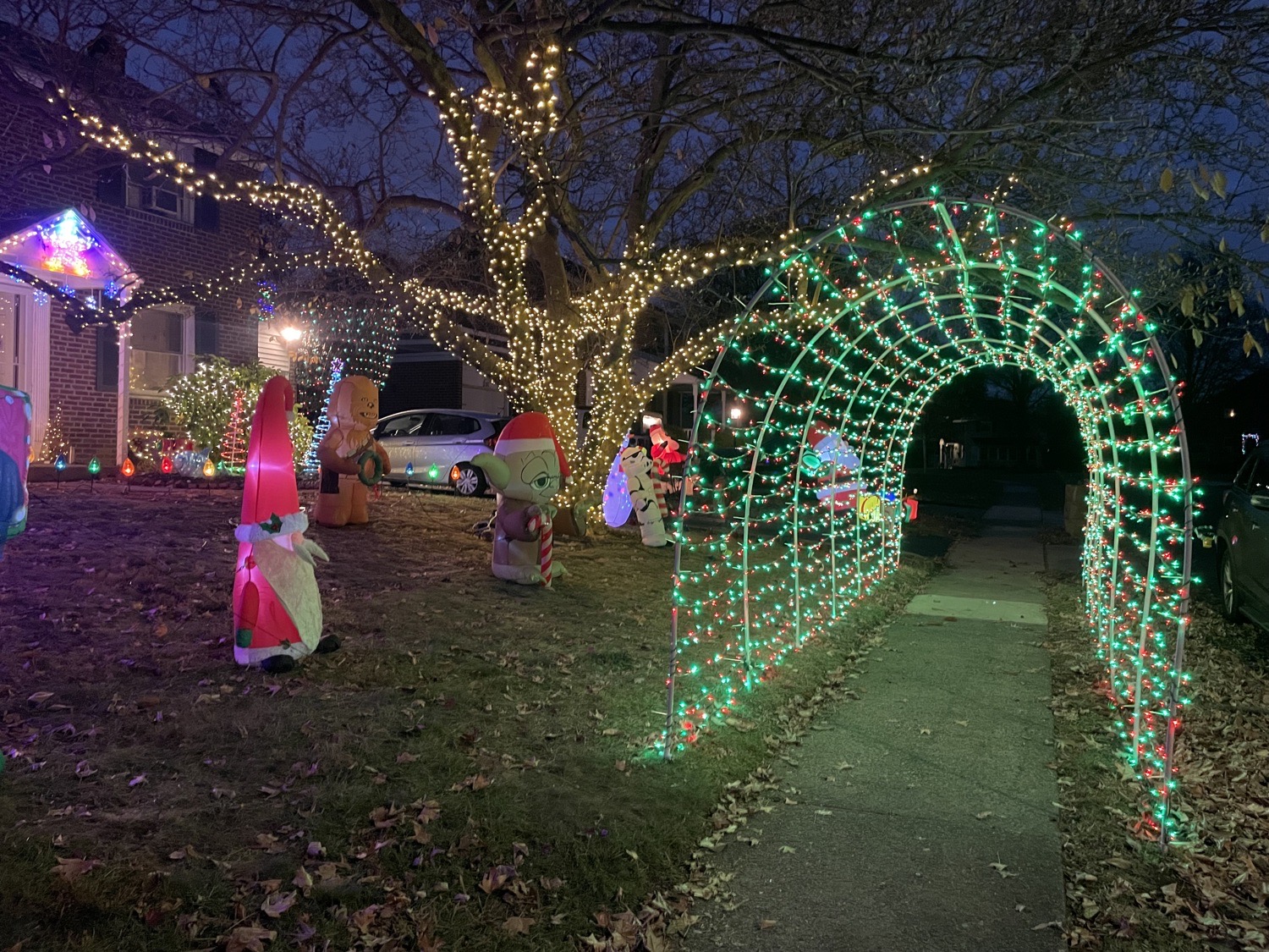 Ridgewood Arch, Christmas lights in Springfield, PA (photo 1)