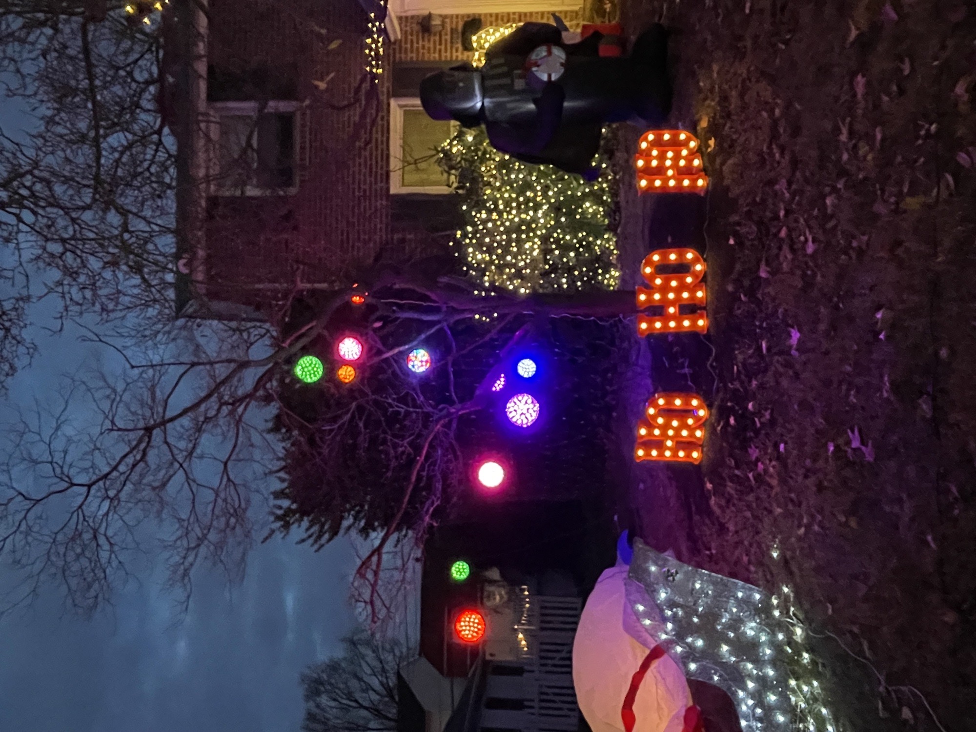 Ridgewood Arch, Christmas lights in Springfield, PA (photo 2)