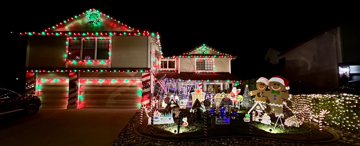 Gingerbread House of Roseville, Christmas lights in Roseville, CA (photo 2)