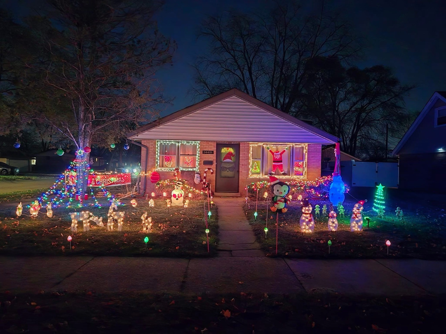 Santa Crashed, Christmas lights in Midlothian, IL (photo 1)