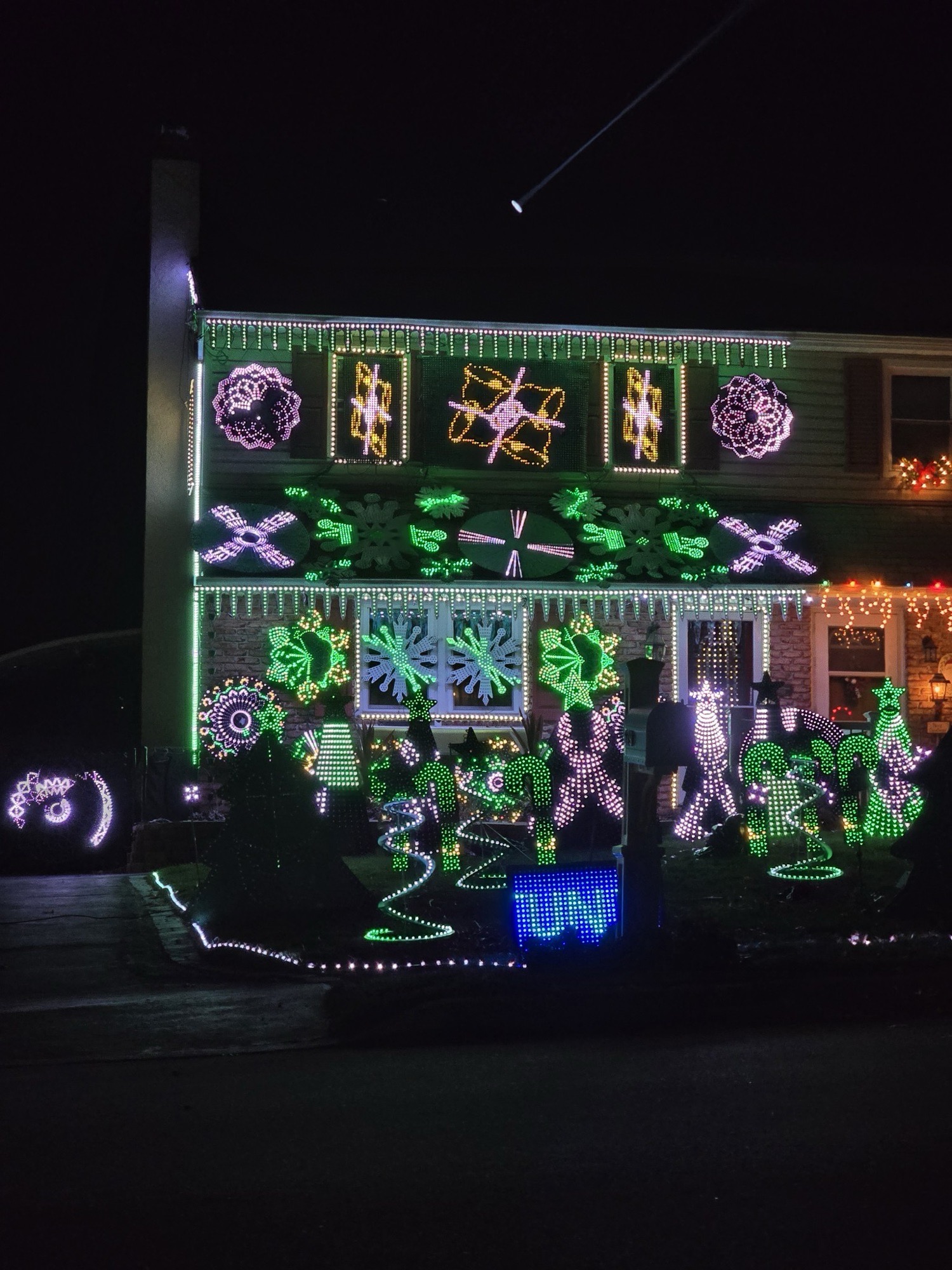 Listen to the Lights, Christmas lights in Royersford, PA (photo 2)