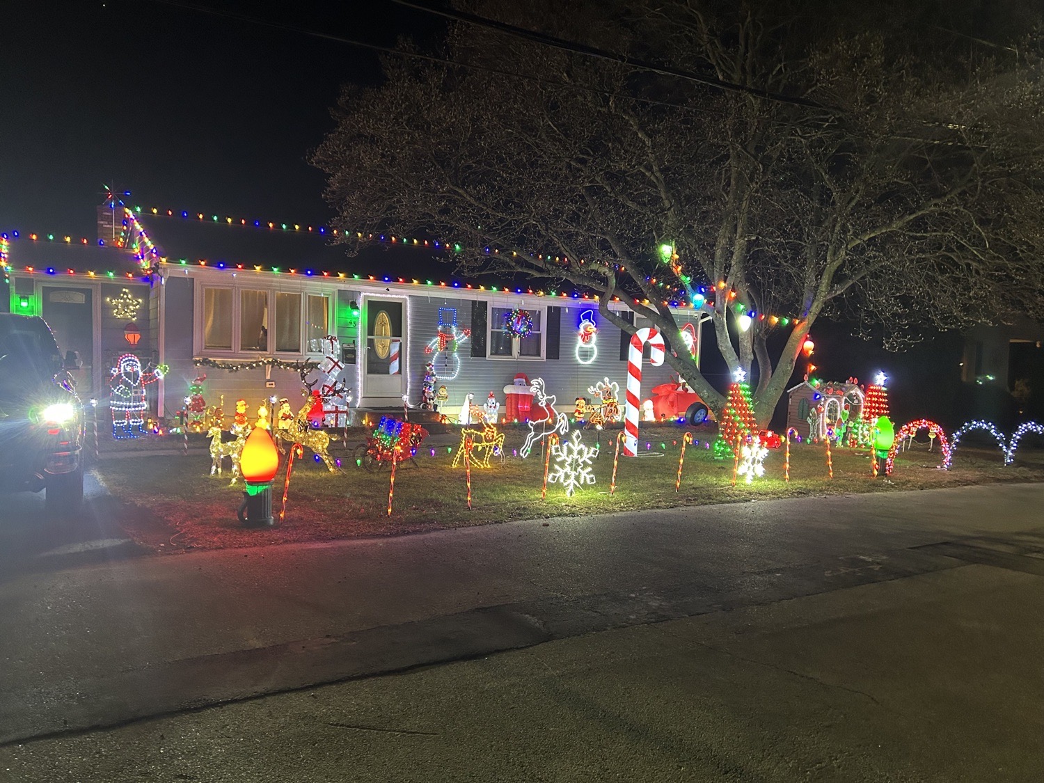 Christmas On Villa, Christmas lights in North Providence, RI (photo 1)