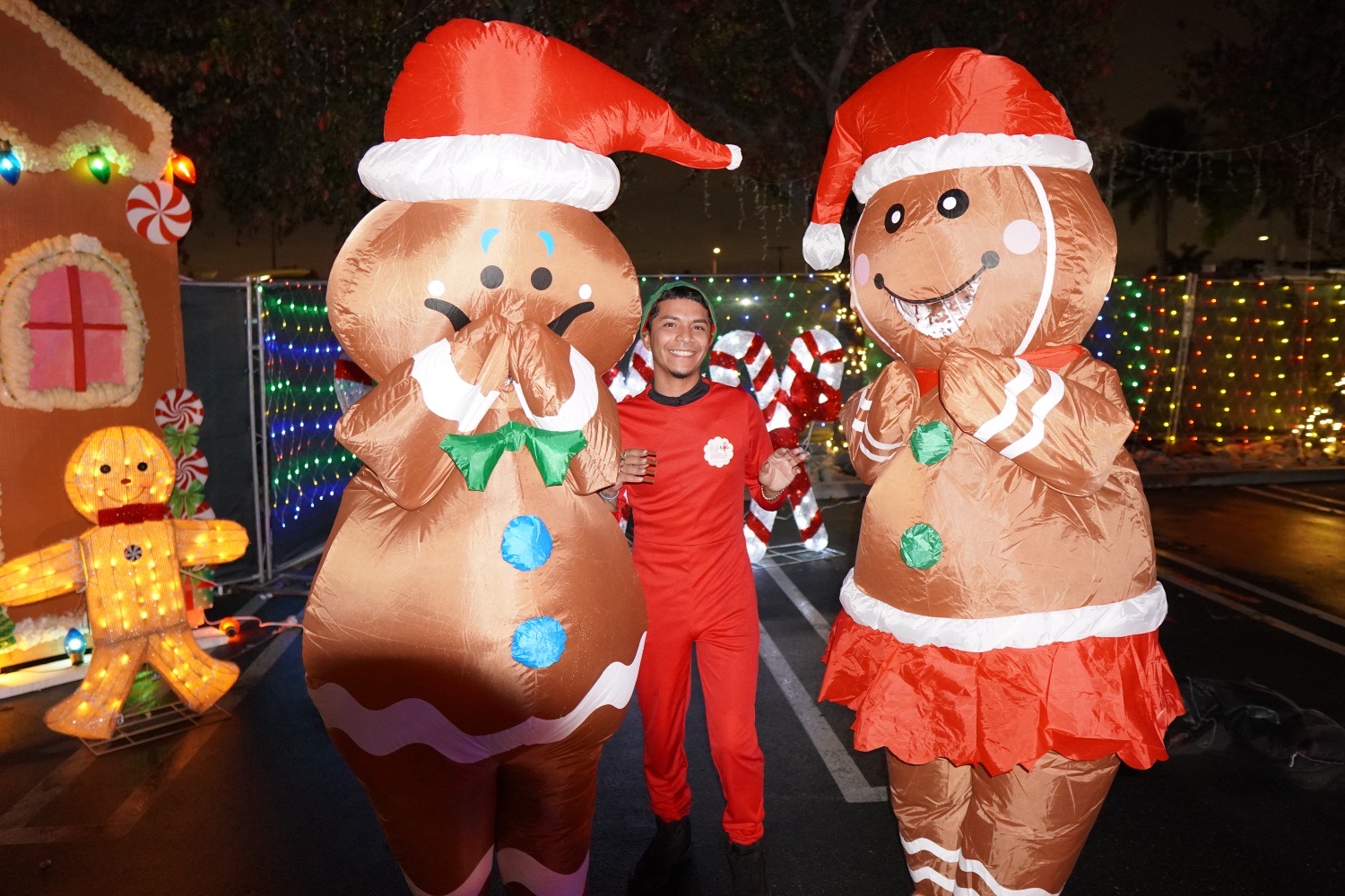 Christmas Car Wash, Christmas lights in Lakewood, CA (photo 4)