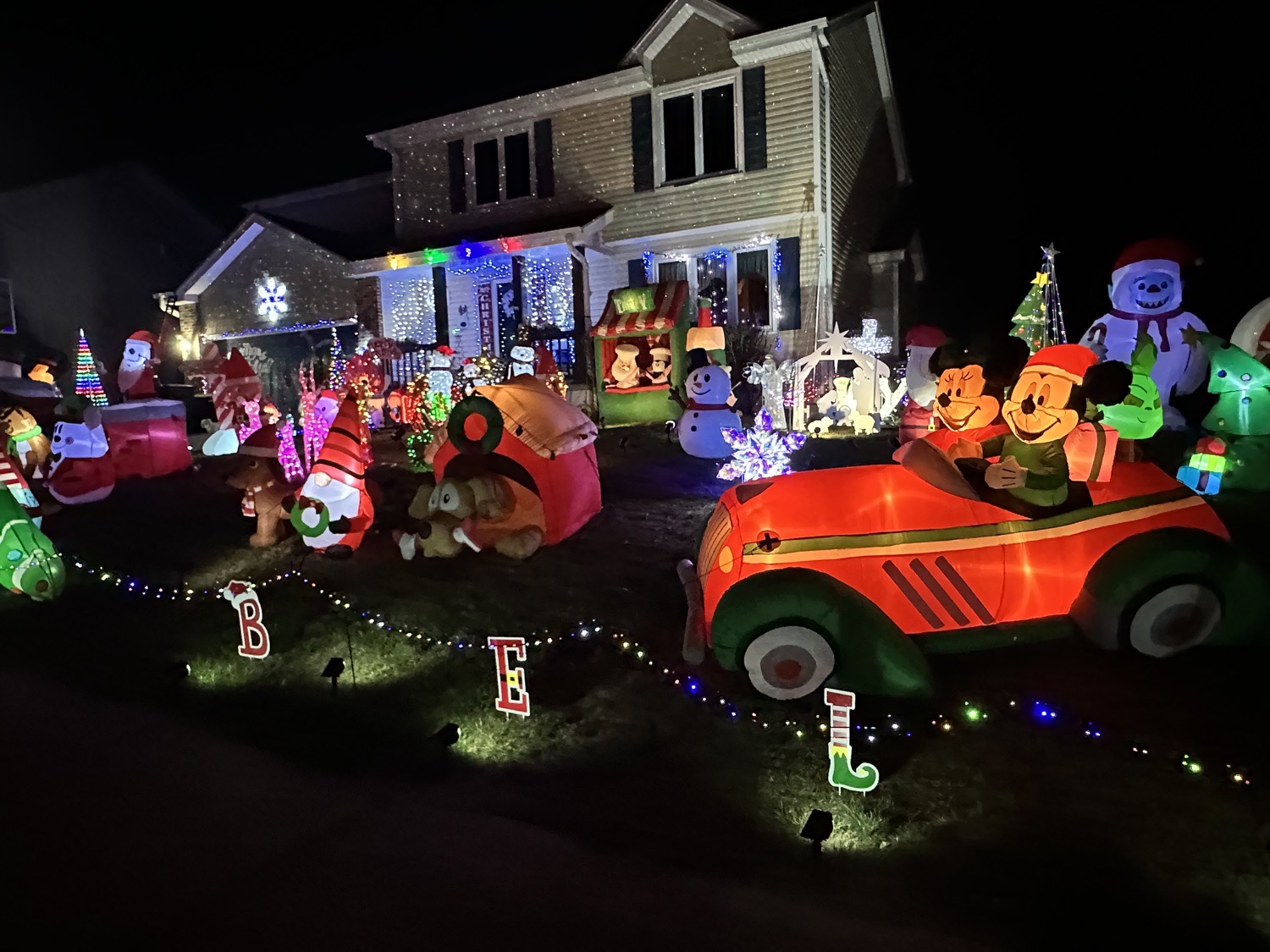 Holidays At The Hendersons, Christmas lights in Urbandale, IA (photo 2)