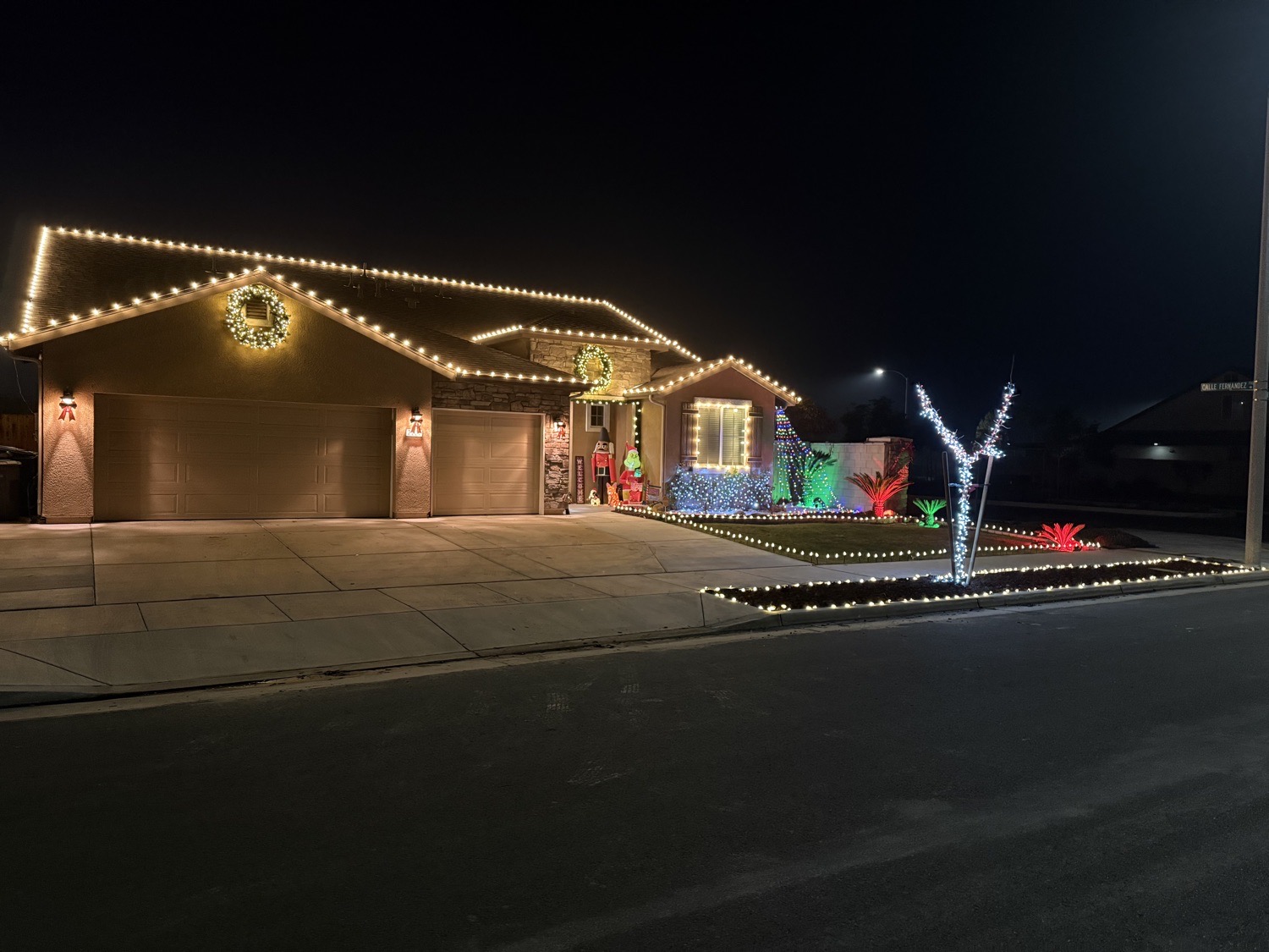 Ballesteros 2024, Christmas lights in Delano, CA (photo 2)