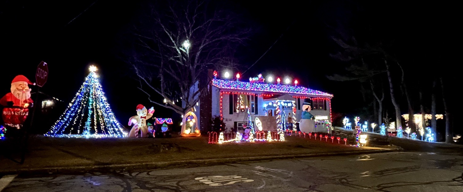 Knobel’s Kozy Christmas, Christmas lights in Greenville, RI (photo 1)