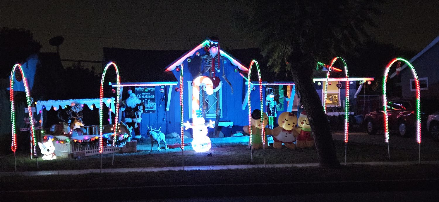 Reindeer Barn, Christmas lights in Lakewood, CA (photo 3)