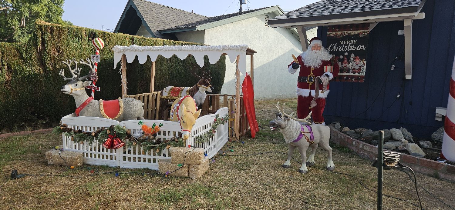 Reindeer Barn, Christmas lights in Lakewood, CA (photo 4)