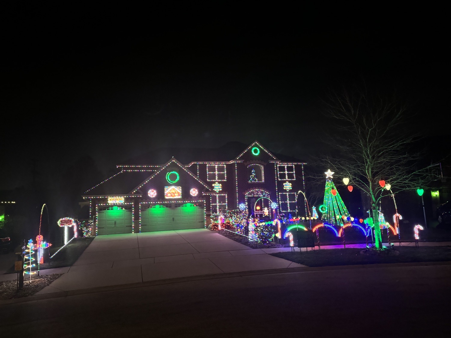 Lights On McCabe, Christmas lights in Lockport, IL (photo 1)