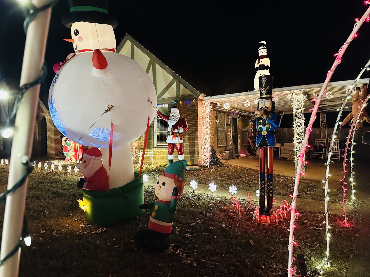 Bridgetown Santa’s House!, Christmas lights in Nesbit, MS (photo 3)
