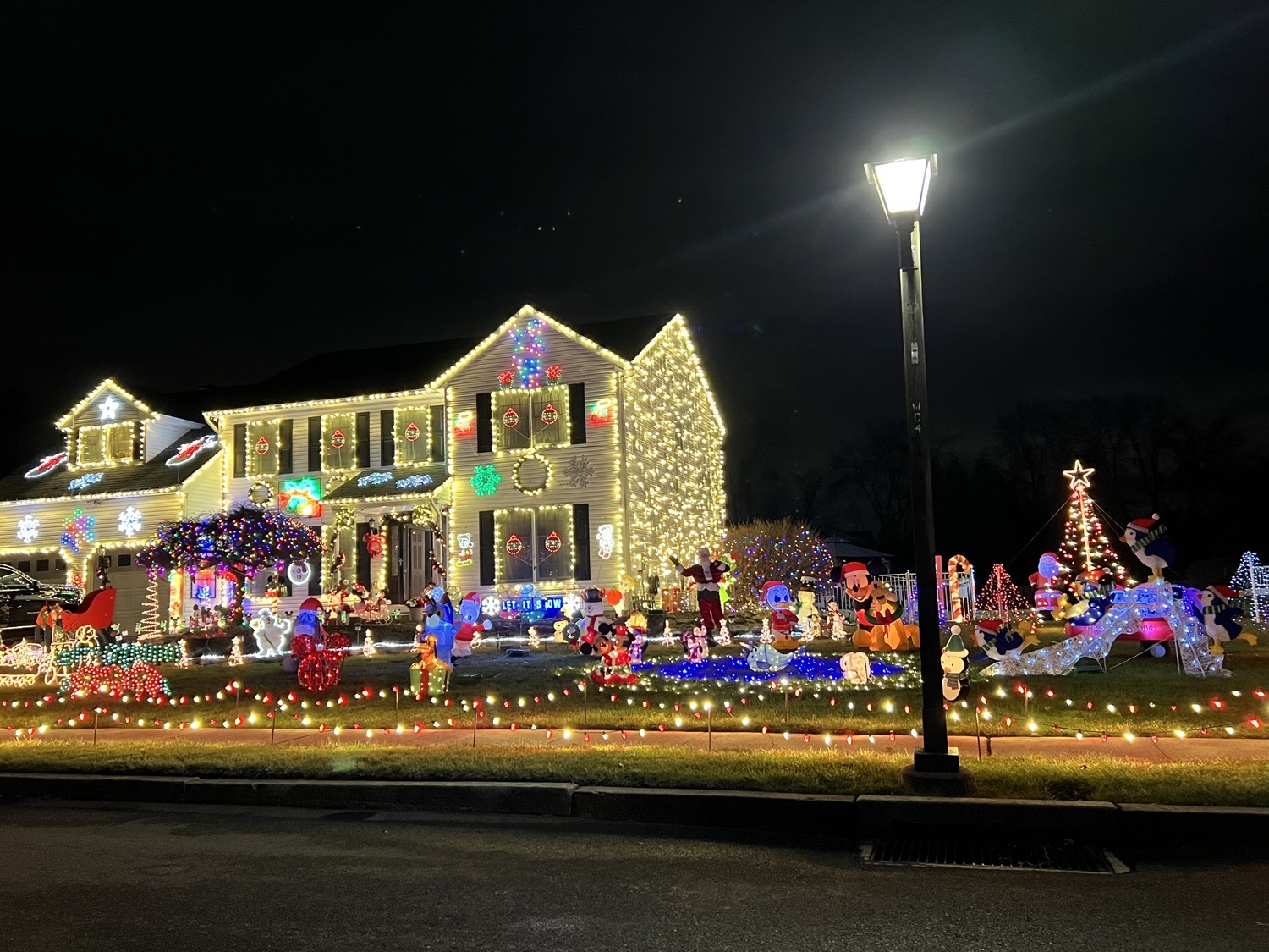 Wellington Drive Holiday Lights, Christmas lights in Langhorne, PA (photo 1)
