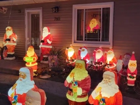 Santa Claus Heaven, Christmas lights in Elmhurst, IL (photo 1)