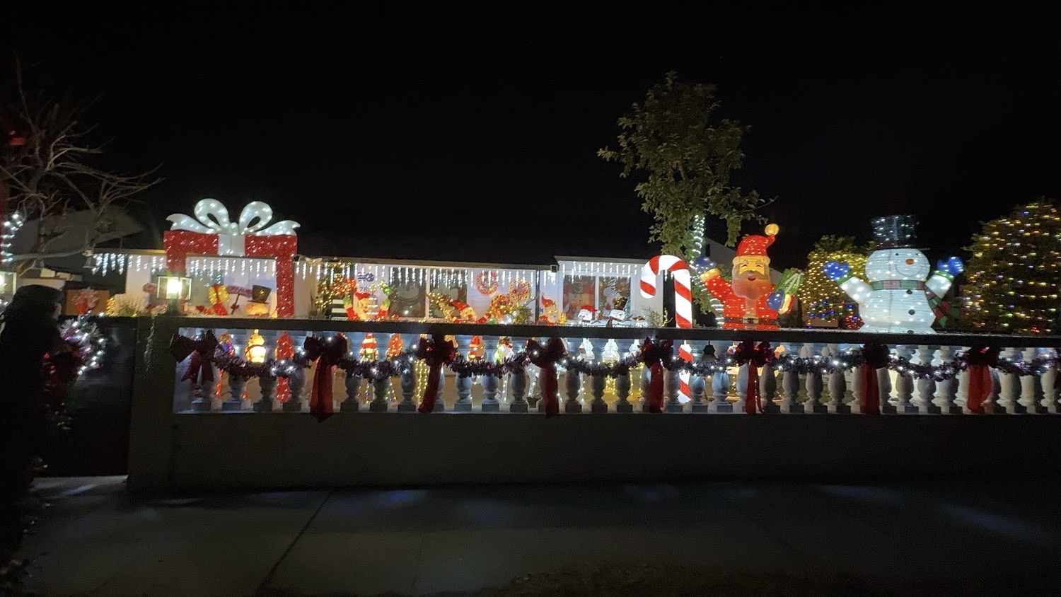 Northridge Christmas house, Christmas lights in Northridge, CA (photo 1)