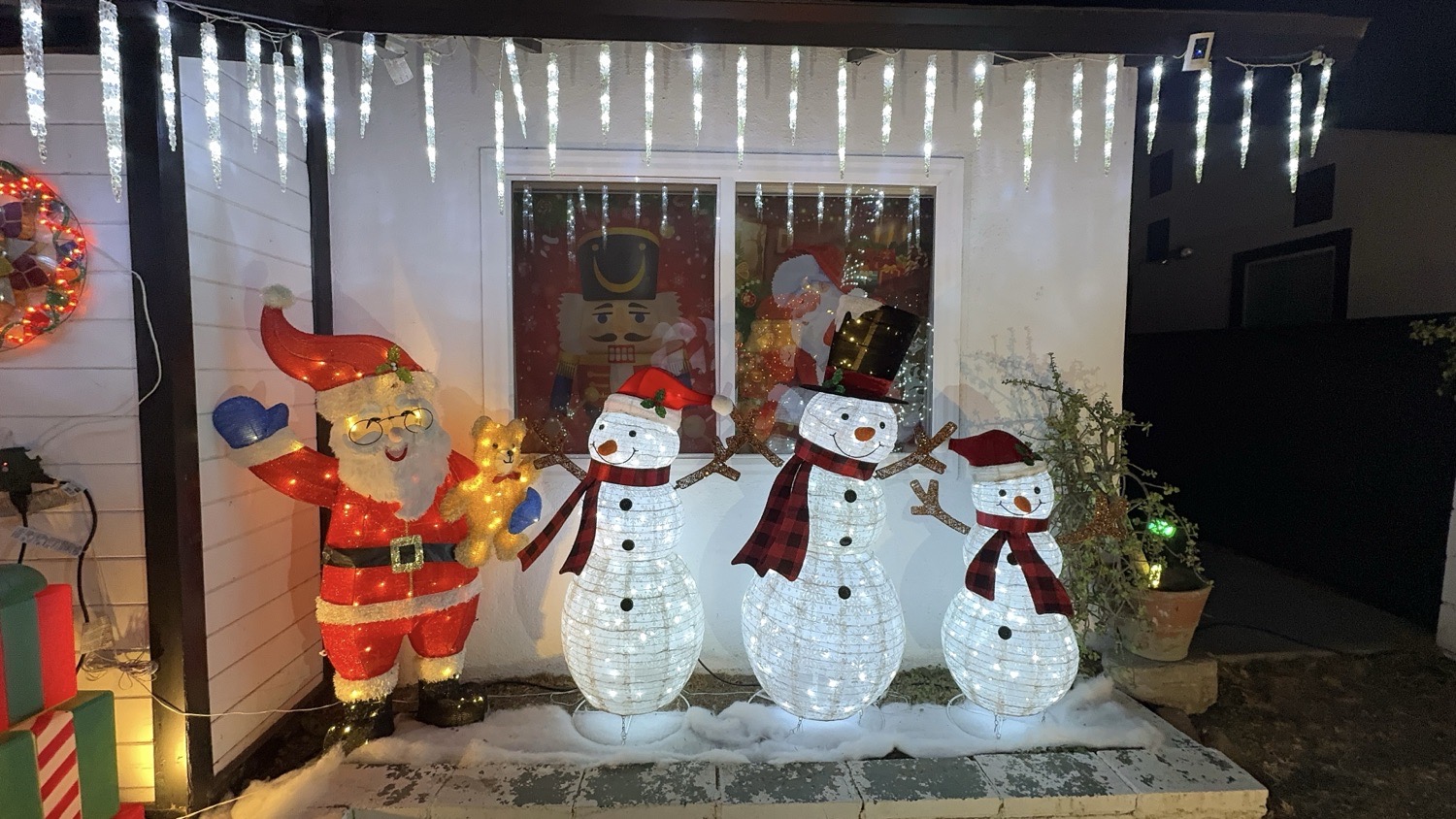 Northridge Christmas house, Christmas lights in Northridge, CA (photo 2)