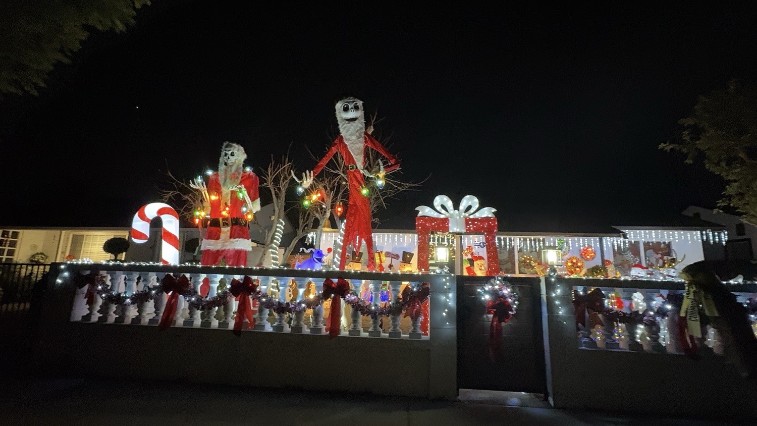 Northridge Christmas house, Christmas lights in Northridge, CA (photo 3)