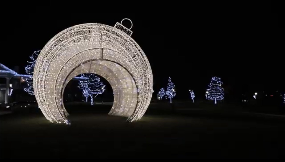 Town Hall Christmas, Christmas lights in Orland Park, IL (photo 2)