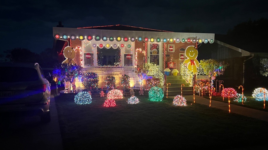 The Gingerbread House, Christmas lights in Oak Lawn, IL (photo 1)