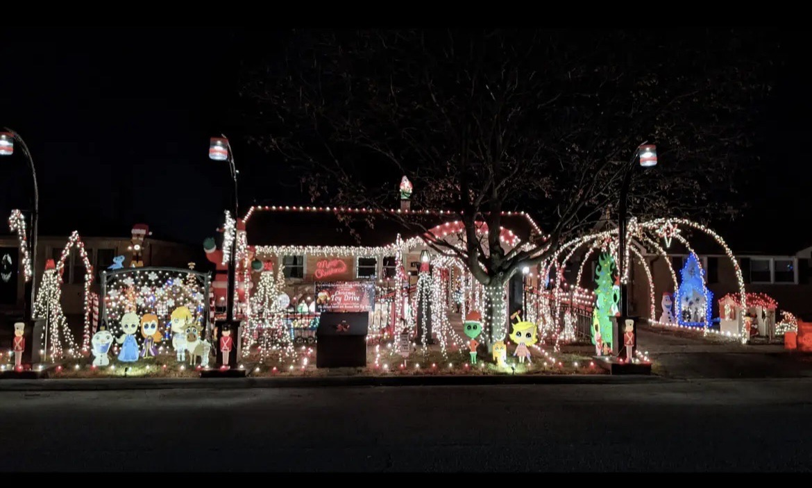 Valenti Family Christmas House and Toy Drive, Christmas lights in Chicago Ridge, IL (photo 1)