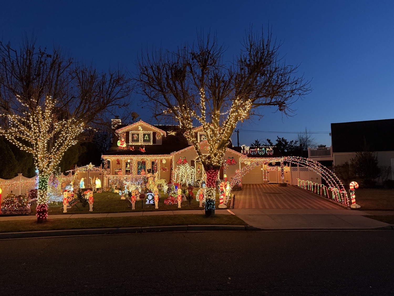The Vigliarolo and Basta Family, Christmas lights in Levittown, NY (photo 1)