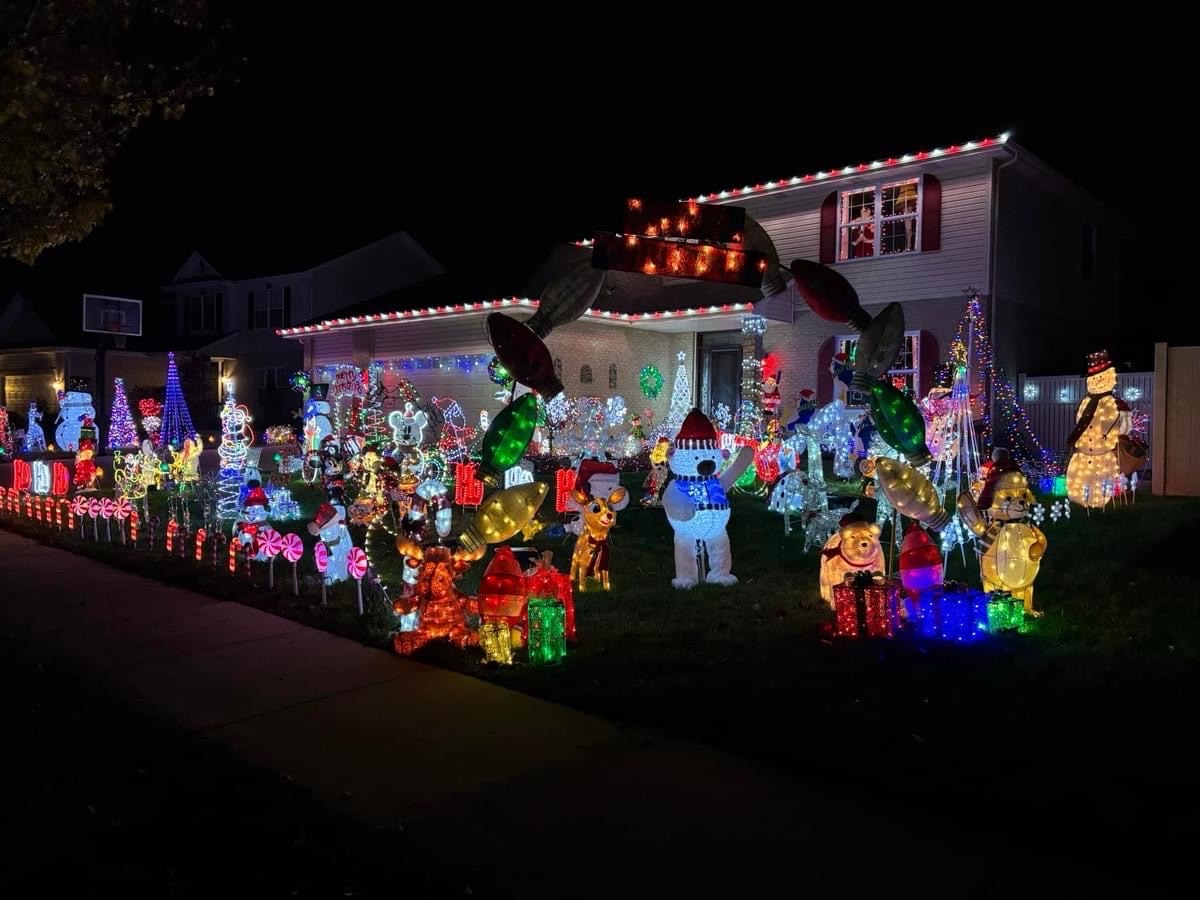 The Groenewold’s Christmas Miracle, Christmas lights in New Lenox, IL (photo 1)