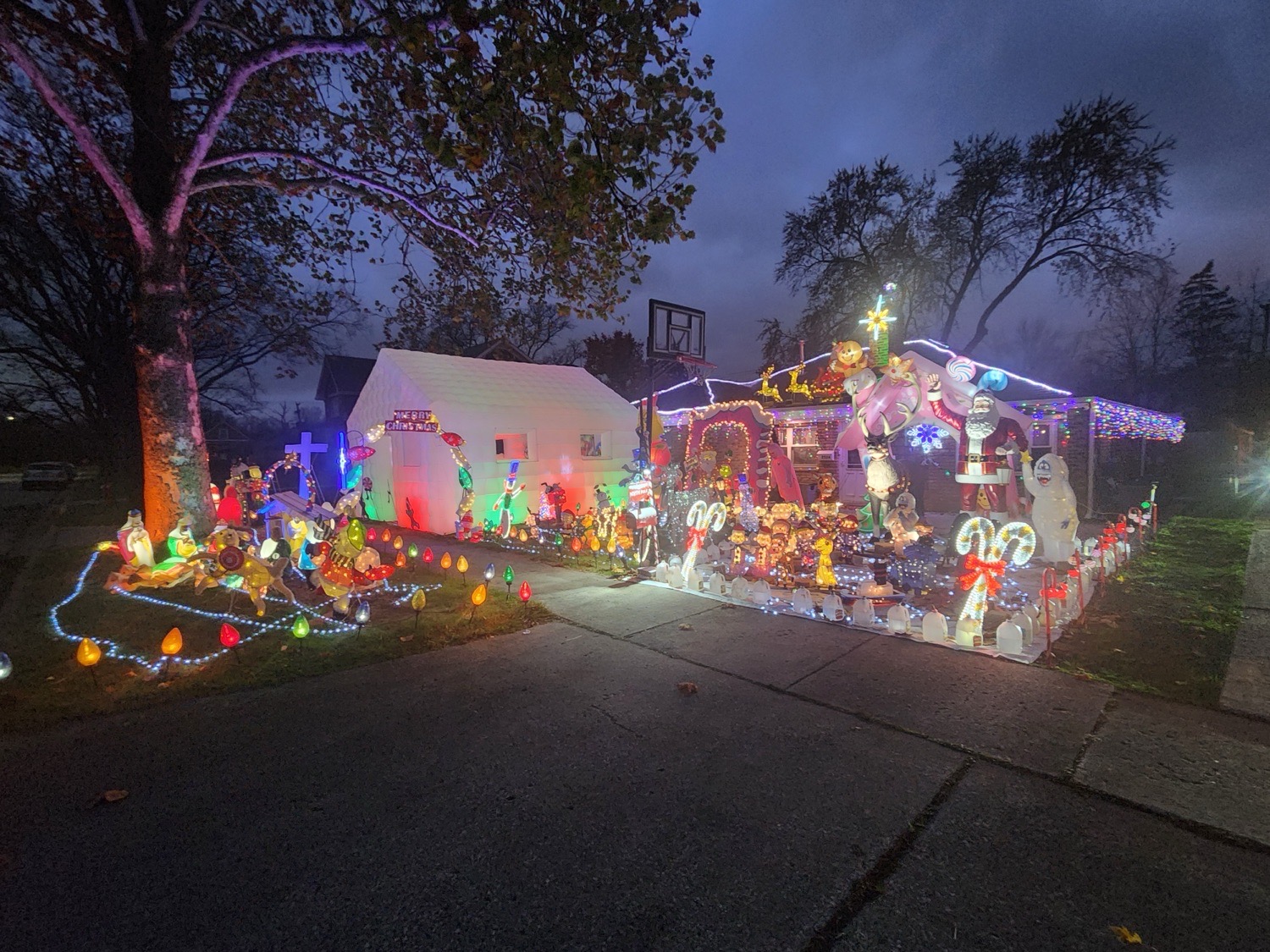 Santa’s Winter Wonderland, Christmas lights in North Riverside, IL (photo 1)