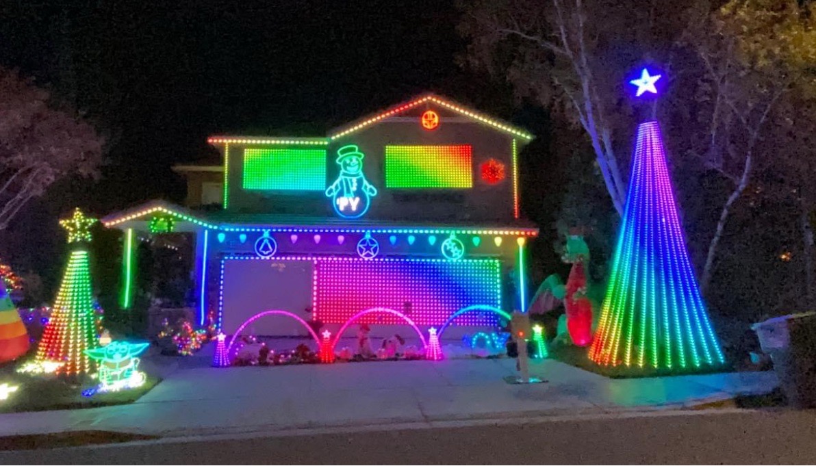 Holiday Light Spectacular On Briarcliff Place, Christmas lights in Valencia, CA (photo 1)