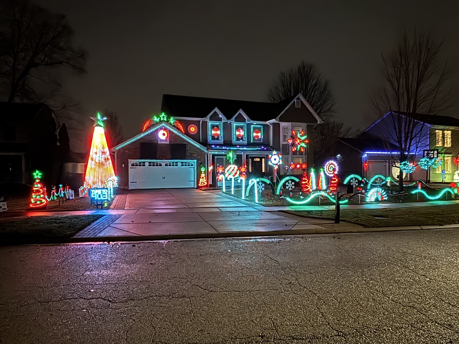 Chestnut Hill Lights, Christmas lights in Plainfield, IL (photo 3)