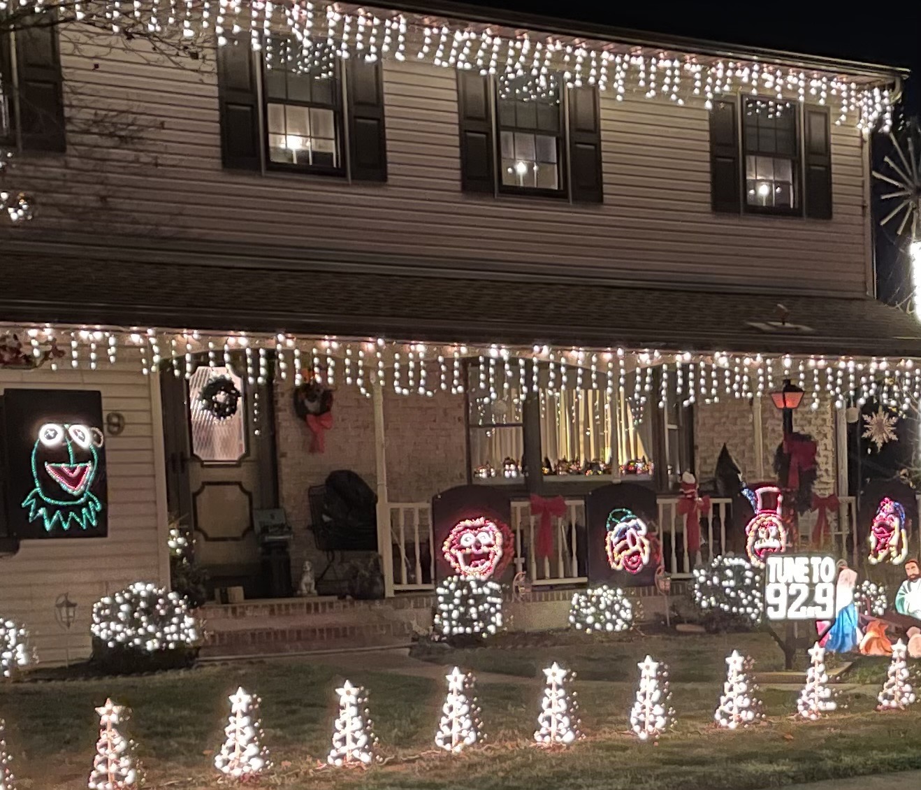 The BlnkingHouse, Christmas lights in Levittown, PA (photo 1)