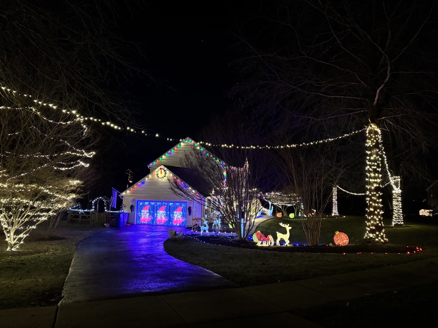 Frosty Fortress, Christmas lights in Glen Mills, PA (photo 2)
