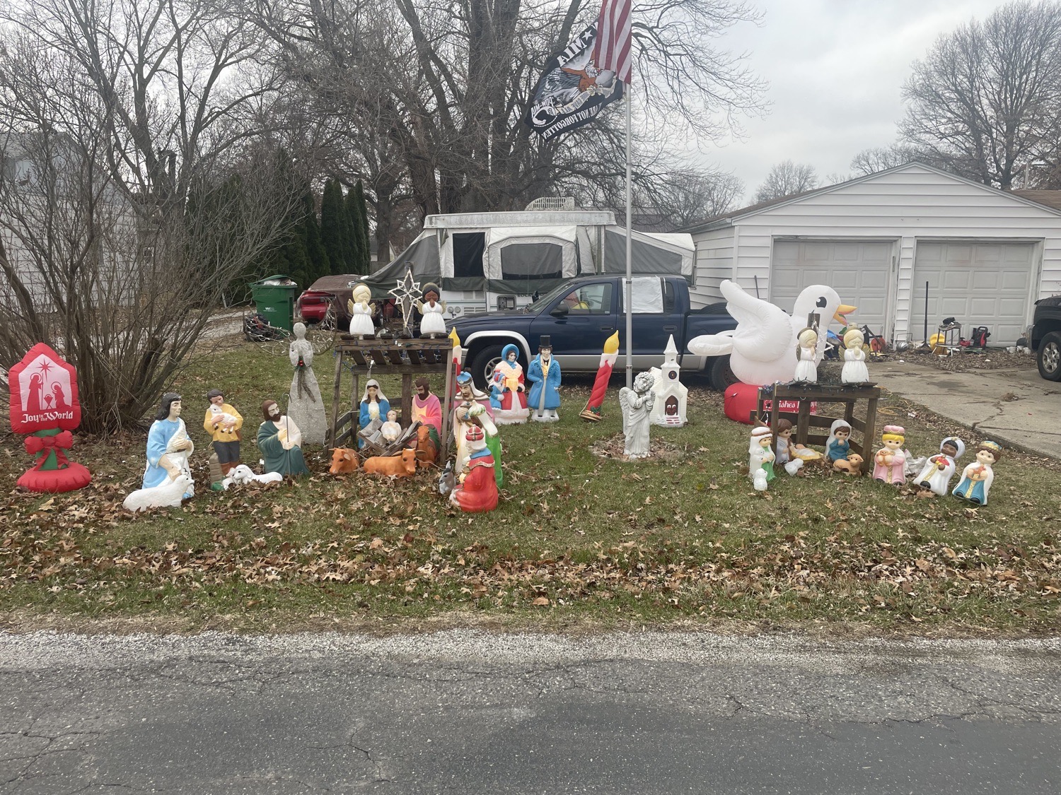 Crouch’s 2024, Christmas lights in Taylorville, IL (photo 1)
