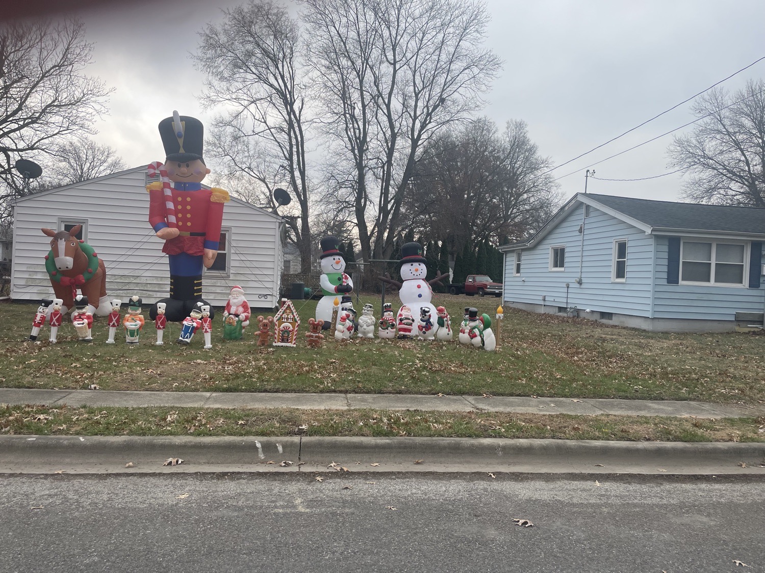 Crouch’s 2024, Christmas lights in Taylorville, IL (photo 2)